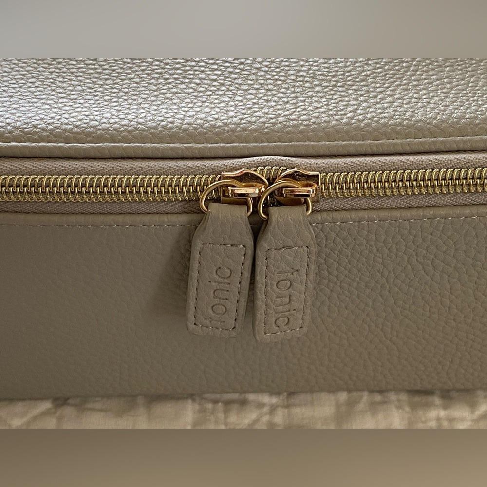 Tonic Makeup Case - Picture 2 of 12